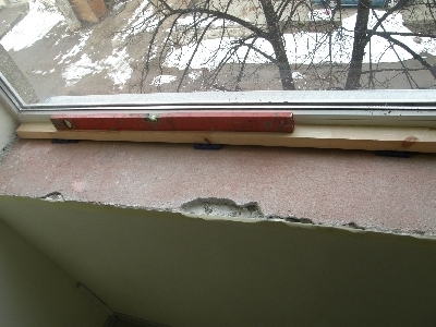 Parapety wyrównuje się za pomocą poziomicy wzdłuż i wszerz okna