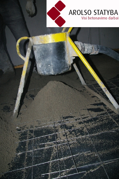 Na przygotowanej powierzchni wylewa się beton