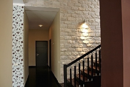 Widok z salonu na korytarz i schody