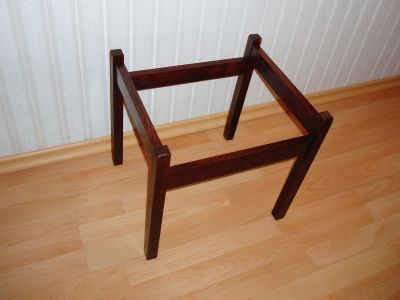 Na nowo polakierowane krzesło