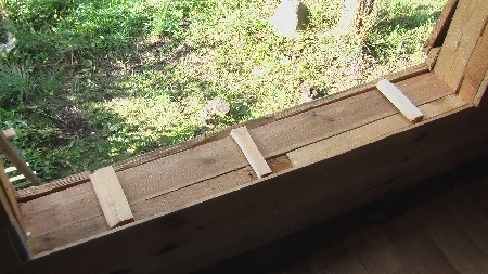 Wyrównanie spodu okna za pomoca drewnianych klocków