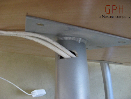 Przeciągnięte kable należy przymocować pod spodem stołu