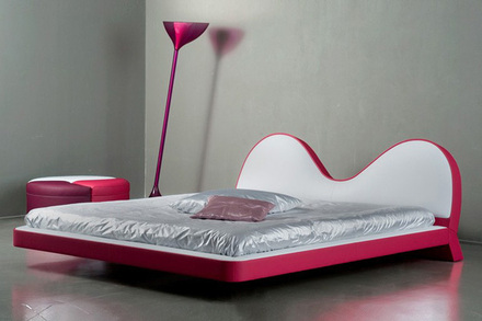To łóżko jest podstawowym akcentem kolorystycznym |  trendir.com