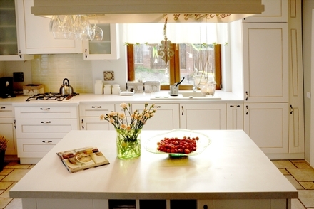 Duża powierzchnia kuchni pozwala na dowolną aranżację pomieszczenia  | Homebook.pl/ANA & BERTA PROJEKT